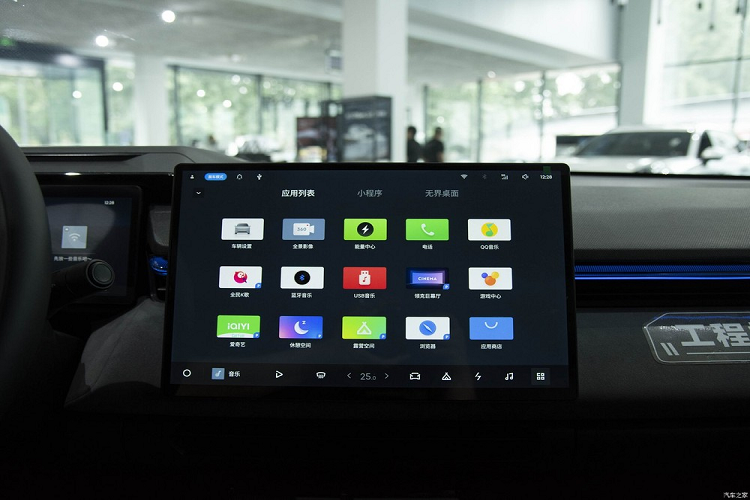 Lynk &amp; Co 08 bố trí 5 chỗ, sử dụng ghế bọc da Nappa có chức năng sưởi, thông gió, massage, ngoài ra, hàng ghế trước của xe còn có loa tựa đầu độc lập, người phụ lái có tựa chân chỉnh điện, bàn nhỏ và các đồ dùng thiết bị khác. Về phần sức mạnh, Lynk &amp; Co 08 được trang bị hệ thống plug-in hybrid.