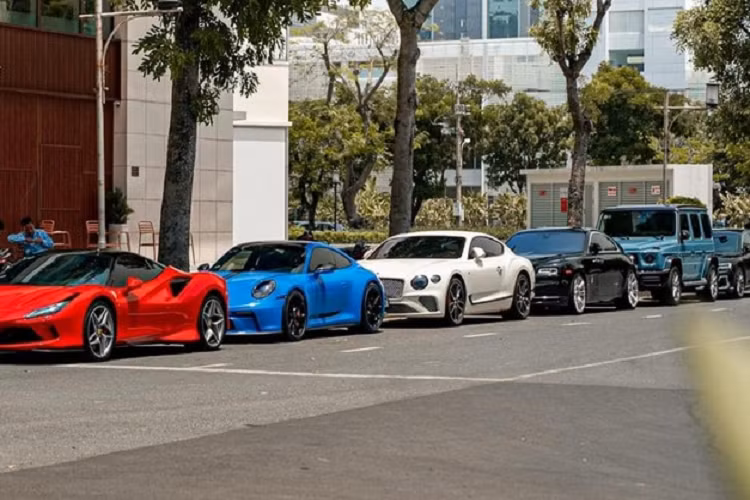 Trong năm 2023 này, nhiều khả năng chiếc xe thể thao giới hạn Porsche 911 Sport Classic 2023 sẽ sớm được bàn giao cho Cường Đô la. Chiếc xe Porsche 911 Sport Classic 2023 của Cường Đô la sẽ mang số thứ tự 1.202/1.250, được biết con số 1.202 này thể hiện ngày sinh của ông xã Đàm Thu Trang là 12/02.