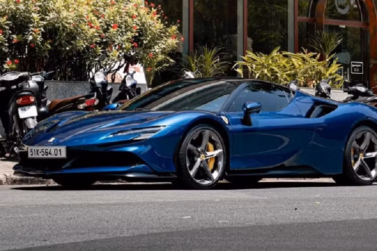 Dù trong đội hình xe này vẫn còn thiếu chiếc sedan hạng sang Mercedes-Benz S450L Luxury nhưng độ hoành tráng về các xe thuộc sở hữu của Cường Đô la được mang ra đường cũng rất đẳng cấp khi hầu hết đều mang biển Việt, đóng đầy đủ các loại thuế