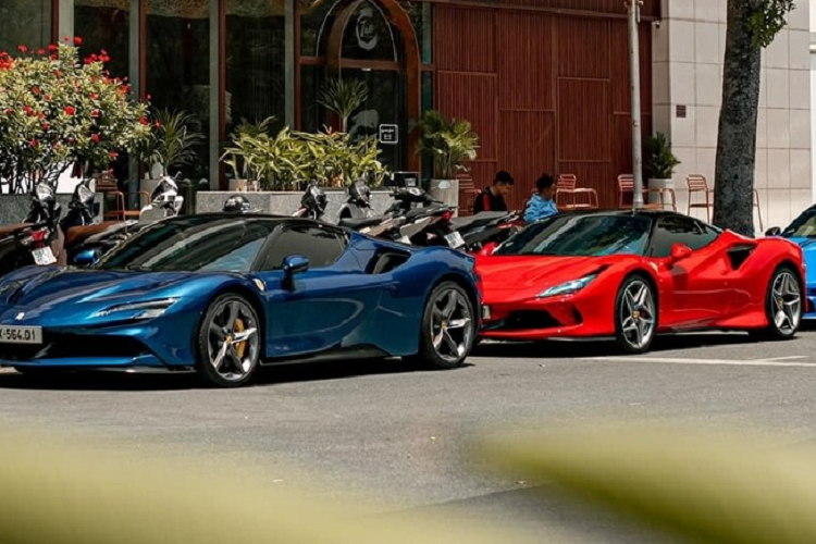 Trong 16 năm qua, doanh nhân đến từ Gia Lai rất hiếm khi phô trương bằng cách mang hết dàn siêu xe của mình sở hữu ra trưng bày, 1 số sự kiện, anh chỉ góp mặt trên 1 hay 2 mẫu xe để tiện cho việc di chuyển.