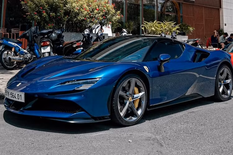Trong hình ảnh được Cường Đô la đăng tải dễ dàng nhận ra thủ lĩnh của đoàn siêu xe này không ai khác ngoài chiếc siêu xe mui trần Ferrari SF90 Spider có giá lăn bánh khoảng 53 tỷ đồng, đây cũng là siêu xe đắt đỏ nhất của Cường Đô la sở hữu.