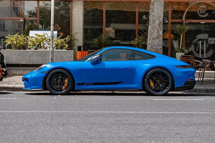 Đỗ ngay sau chiếc xe mui trần Ferrari SF90 Spider trên 50 tỷ đồng là mẫu siêu xe Ferrari F8 Tributo màu đỏ Rosso Corsa nhập khẩu không chính hãng trên 25 tỷ đồng. Theo sau đó là xe đua đường phố Porsche 911 GT3 thế hệ mới 992 được Cường Đô la đặt mua qua người bạn thân chuyên bán siêu xe.