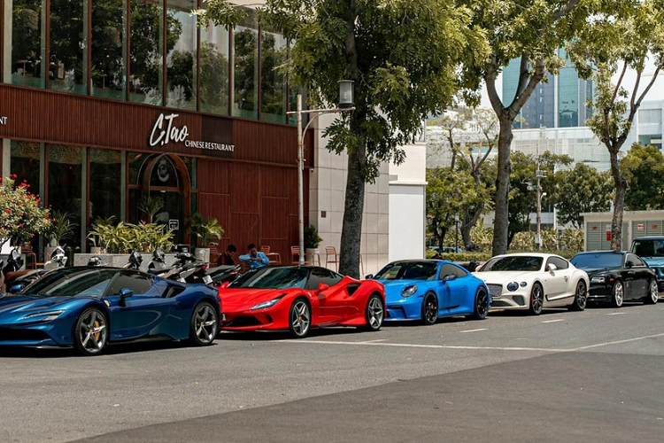 Theo sau chiếc xe Porsche 911 GT3 992 là cặp đôi coupe siêu sang là Bentley Continental GT V8 bản đặc biệt thế hệ mới và Rolls-Royce Wraith Series II. Tiếp theo nữa là SUV hạng sang Mercedes-AMG G63 màu China Blue đầu tiên được nhập về Việt Nam và cuối cùng là xe sang Audi A8L 2022.