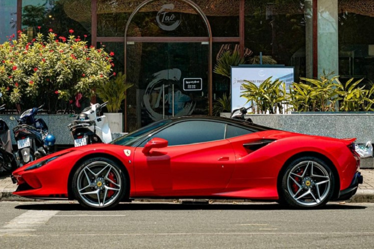 Chiếc Ferrari SF90 Spider này được Cường Đô la đặt mua chính hãng với màu sơn ngoại thất và nội thất mang tông màu xanh, trong đó, ở bên ngoài xanh nhạt hơn so với khoang lái, điểm nhấn của xe này chính là việc logo mang ý nghĩa của Cường Đô la và Đàm Thu Trang.