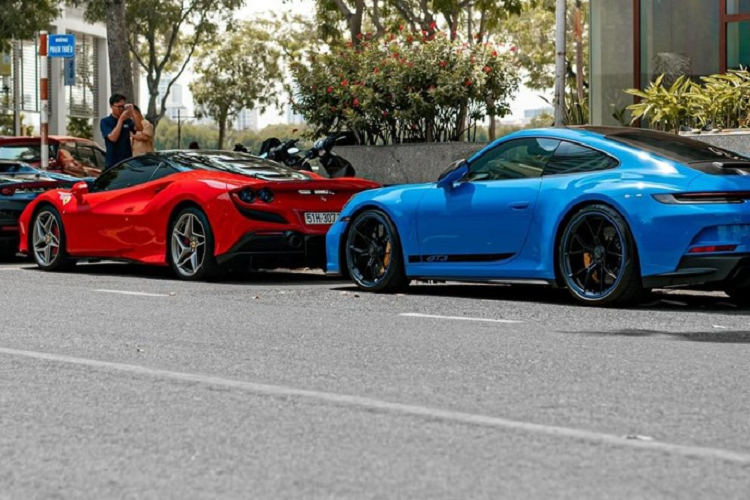 Chính vì điều này mà hình ảnh dàn siêu xe của Cường Đô la mới đây xuất hiện cùng nhau trên 1 con phố ở Sài thành đã thu hút sự chú ý của nhiều người mê xe cũng như khách đi qua đây.