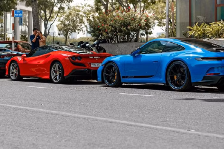 Chính vì điều này mà hình ảnh dàn siêu xe của Cường Đô la mới đây xuất hiện cùng nhau trên 1 con phố ở Sài thành đã thu hút sự chú ý của nhiều người mê xe cũng như khách đi qua đây.