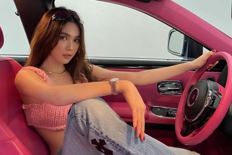 Lúc Ngọc Trinh chia sẻ mua chiếc xe siêu sang Rolls-Royce Ghost, nhiều người đã đồn đoán giá trị của xe trên 30 tỷ đồng, nhưng thực tế, con số này dành cho bản Rolls-Royce Ghost thế hệ mới, còn xe của người đẹp mới bị bắt tạm giam thuộc bản cũ.