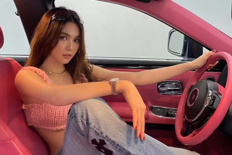 Lúc Ngọc Trinh chia sẻ mua chiếc xe siêu sang Rolls-Royce Ghost, nhiều người đã đồn đoán giá trị của xe trên 30 tỷ đồng, nhưng thực tế, con số này dành cho bản Rolls-Royce Ghost thế hệ mới, còn xe của người đẹp mới bị bắt tạm giam thuộc bản cũ.