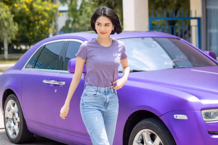 Không chỉ thay áo cho xe, Ngọc Trinh còn chi ra số tiền khá lớn để độ nội thất của chiếc xe siêu sang Rolls-Royce Ghost theo ý mình thích, đó là tông màu hồng, trần sao cùng rất nhiều đồ chơi khác, miễn sao, nó làm nổi bật lên phong cách của "nữ hoàng nội y" này.