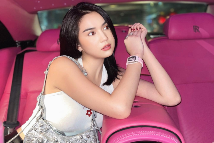 Chiếc xe siêu sang Rolls-Royce Ghost của "nữ hoàng nội y" Ngọc Trinh thuộc bản Series I, từ khi sở hữu xe đến khi bị Cơ quan CSĐT Công an TP.HCM đã ra quyết định bắt tạm giam, xe không được độ thêm gì, bao gồm đèn pha vẫn giữ nguyên, thay vì nâng cấp lên Series II như nhiều đại gia Việt chọn.