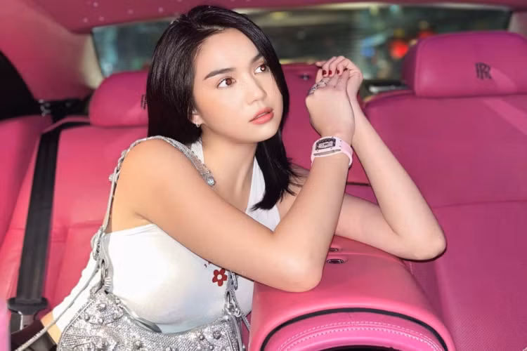 Chiếc xe siêu sang Rolls-Royce Ghost của "nữ hoàng nội y" Ngọc Trinh thuộc bản Series I, từ khi sở hữu xe đến khi bị Cơ quan CSĐT Công an TP.HCM đã ra quyết định bắt tạm giam, xe không được độ thêm gì, bao gồm đèn pha vẫn giữ nguyên, thay vì nâng cấp lên Series II như nhiều đại gia Việt chọn.