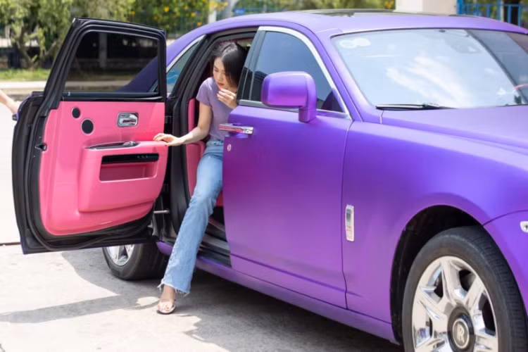 Kể từ đó, chiếc xe siêu sang Rolls-Royce Ghost của Ngọc Trinh gắn bó như hình với bóng cùng với "nữ hoàng nội y" trong các sự kiện, chụp ảnh hay đi xa. Nhiều người đã không khỏi choáng ngợp trước sự giàu có của người đẹp đến từ Trà Vinh. 