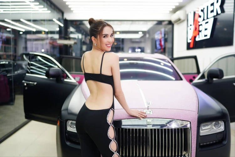 Kết hợp cùng hộp số tự động ZF 8 cấp, xe siêu sang Rolls-Royce Ghost Series I mất khoảng 5 giây để tăng tốc từ vị trí xuất phát lên 100 km/h trước khi đạt vận tốc tối đa 250 km/h.