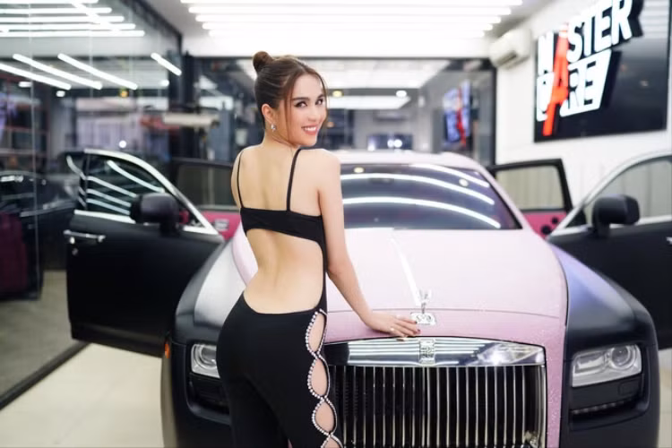 Kết hợp cùng hộp số tự động ZF 8 cấp, xe siêu sang Rolls-Royce Ghost Series I mất khoảng 5 giây để tăng tốc từ vị trí xuất phát lên 100 km/h trước khi đạt vận tốc tối đa 250 km/h.