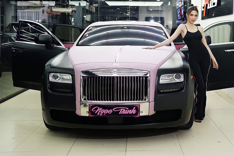 Rolls-Royce Ghost là 1 trong các dòng xe siêu sang rất được nhiều đại gia Việt sử dụng, trớ trêu thay, nhiều người đang bị bắt tạm giam hoặc đang ở tù cũng từng sử dụng xe Rolls-Royce Ghost như ông Trịnh Văn Quyết hay bà Nguyễn Phương Hằng.