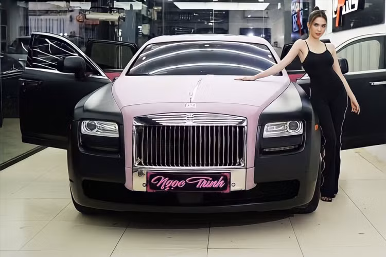 Rolls-Royce Ghost là 1 trong các dòng xe siêu sang rất được nhiều đại gia Việt sử dụng, trớ trêu thay, nhiều người đang bị bắt tạm giam hoặc đang ở tù cũng từng sử dụng xe Rolls-Royce Ghost như ông Trịnh Văn Quyết hay bà Nguyễn Phương Hằng.