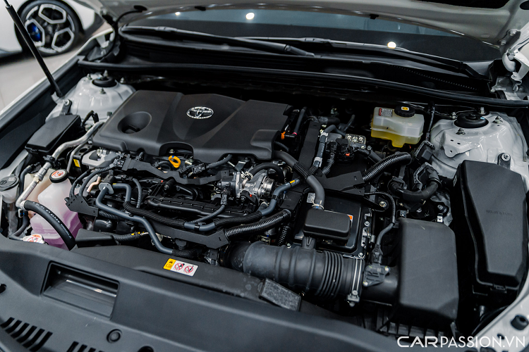 Hệ thống loa JBL 9 loa cao cấp. Công nghệ an toàn nổi bật nằm trong gói Toyota Safety Sense (TSS) gồm ga tự động thích ứng, cảnh báo tiền va chạm, hỗ trợ phanh khẩn cấp, cảnh báo lệch làn và hỗ trợ giữ làn đường,...