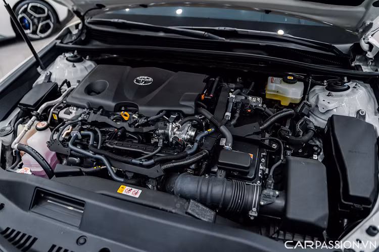 Hệ thống loa JBL 9 loa cao cấp. Công nghệ an toàn nổi bật nằm trong gói Toyota Safety Sense (TSS) gồm ga tự động thích ứng, cảnh báo tiền va chạm, hỗ trợ phanh khẩn cấp, cảnh báo lệch làn và hỗ trợ giữ làn đường,...