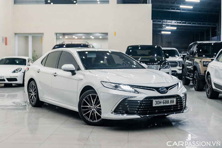 Mới đây, một chiếc Toyota Camry phiên bản cao cấp nhất 2.5 HV đã được chào bán lại với mức giá 2,5 tỷ đồng và nhanh chóng tìm được chủ nhân trong thời gian ngắn. Điểm chú ý nhất chính là tấm biển số tứ quý 8 “30H-688.88”. Hiện Toyota Camry bản cao cấp nhất đang có giá 1,43 tỷ đồng tại đại lý chính hãng.