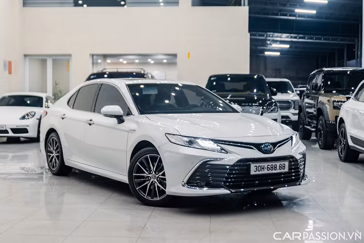 Mới đây, một chiếc Toyota Camry phiên bản cao cấp nhất 2.5 HV đã được chào bán lại với mức giá 2,5 tỷ đồng và nhanh chóng tìm được chủ nhân trong thời gian ngắn. Điểm chú ý nhất chính là tấm biển số tứ quý 8 “30H-688.88”. Hiện Toyota Camry bản cao cấp nhất đang có giá 1,43 tỷ đồng tại đại lý chính hãng.