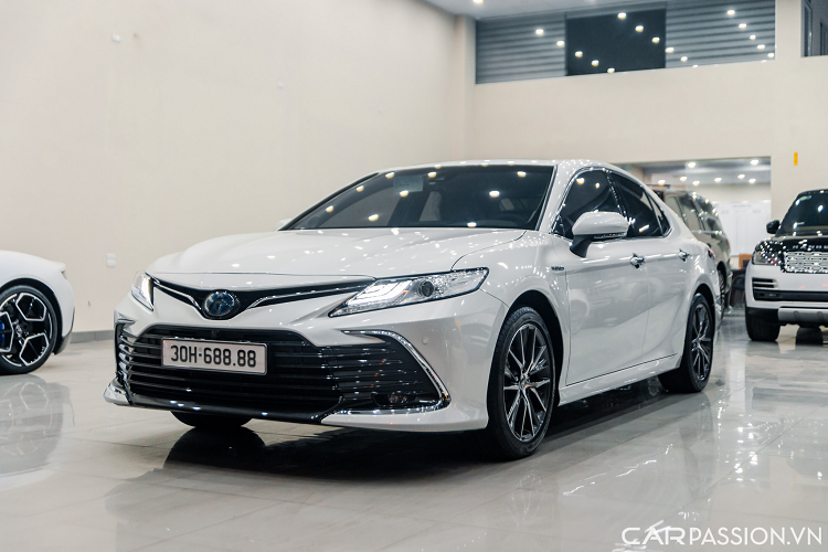 Tình trạng của chiếc Toyota Camry Hybrid biển tứ quý 8 này mới đến mức ODO hiển thị trên đồng hồ dừng lại ở con số 70km, các chi tiết nilon bọc ghế vẫn còn giữ nguyên và chiếc xe này chỉ mới lấy biển số chưa hề được đăng kiểm.