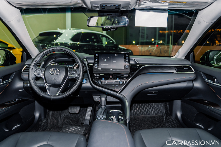 Màn hình cảm ứng 9 inch với các nút bấm bố trí đều hai bên. Cần số trau chuốt hơn với nhiều nút chức năng như phanh tay điện tử, hỗ trợ giữ phanh tự động và ba chế độ lái Eco, Normal, Sport.