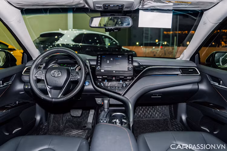 Màn hình cảm ứng 9 inch với các nút bấm bố trí đều hai bên. Cần số trau chuốt hơn với nhiều nút chức năng như phanh tay điện tử, hỗ trợ giữ phanh tự động và ba chế độ lái Eco, Normal, Sport.