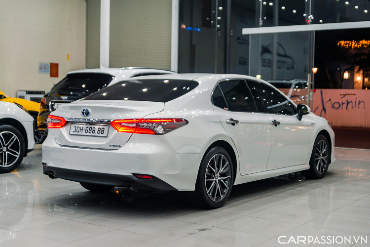 Động cơ của xe gồm một máy xăng 2.5L hút khí tự nhiên, cho công suất 176 mã lực và 221 Nm mô-men xoắn. Đi kèm với đó là một mô-tơ điện sản sinh 88 mã lực và 202 Nm mô-men. Phiên bản Camry Hybrid được trang bị hộp số vô cấp CVT.