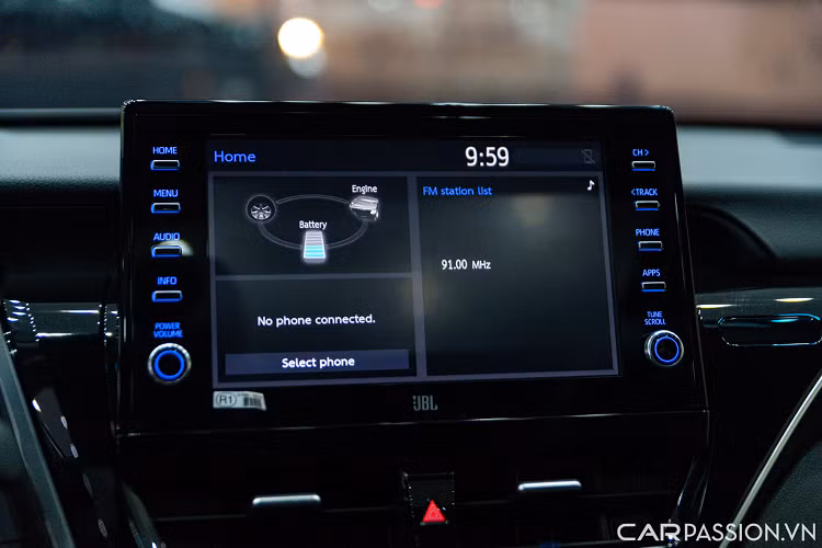 Trang bị trên Toyota Camry Hybrid mới như xe sang với bệ tỳ tay phía sau có màn hình cảm ứng chỗi nút điều khiển ghế, radio, âm lượng, rèm che nắng, điều hòa. Xe còn được trang bị HUD (hiển thị thông tin trên kính lái) cùng nhiều công nghệ an toàn khác.