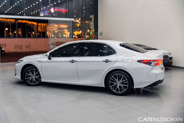 Camry 2.5HV có kích thước tổng thể DxRxC lần lượt là 4.885 x 1.840 x 1.445 (mm). Bộ mâm đa chấu cao cấp nhất có kích thước 18 inch. Đuôi xe không có gì thay đổi, nổi bật nhất là cụm đèn hậu LED đồ hoạ mũi khoan hướng vào trung tâm.