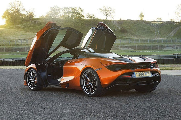 Cảm giác phấn khích, độ chính xác, linh hoạt và phản hồi phi thường mà McLaren 750S mang lại cho người lái được thể hiện rõ ràng ngay cả ở tốc độ thấp chính là yếu tố chủ chốt tạo nên hiệu suất năng động của chiếc xe. Với trọng lượng chỉ 1.389 kg (DIN), nhẹ hơn 30 kg so với 720S chính là một ví dụ rõ ràng cho sự cống hiến hết mình của McLaren hướng đến kỹ thuật giảm nhẹ trọng lượng.