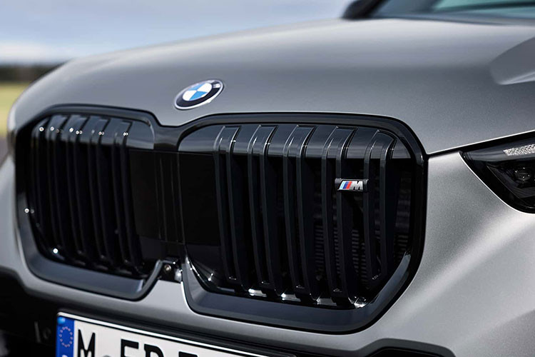 BMW X1 M35i xDrive 2023 được trang bị cản trước/sau hầm hố hơn, lưới tản nhiệt hình quả thận M với các nan kép nằm dọc và 4 ống xả phía sau với đường kính 80 mm. Thêm vào đó là hàng loạt chi tiết ngoại thất màu đen, giúp xe trông khỏe khoắn hơn.