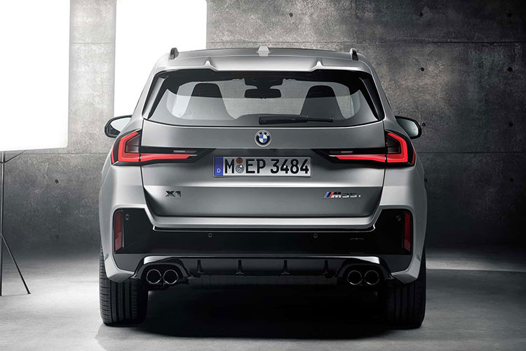 Theo đó, mẫu xe SUV BMW X1 M35i xDrive 2023 được trang bị động cơ xăng 4 xi-lanh, tăng áp kép, dung tích 2.0L với 2 mức sức mạnh. Ở thị trường châu Âu, động cơ cho công suất tối đa 296 mã lực trong khi con số tương ứng ở Mỹ là 312 mã lực.