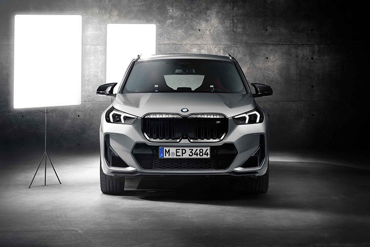 Mẫu SUV hạng sang cỡ nhỏ BMW X1 thế hệ thứ 3 đã được bổ sung phiên bản hiệu suất cao mới mang tên M35i xDrive. Được định vị là phiên bản cao cấp nhất của dòng xe này, BMW X1 M35i xDrive 2023 mới sở hữu khối động cơ ấn tượng bên dưới nắp ca-pô.