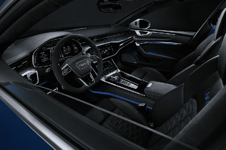 Bên trong khoang cabin, các điểm nhấn màu đỏ và xám truyền thống đã được kết hợp với tùy chọn màu xanh mới với đường chỉ khâu tương phản màu xanh lam trên vô lăng bọc Alcantara, thảm trải sàn và bảng điều khiển trung tâm cùng với dây đai an toàn màu xanh lam và ghế da Valcona đục lỗ với đường chỉ khâu tương phản màu xanh lam.