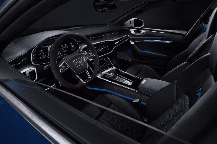 Bên trong khoang cabin, các điểm nhấn màu đỏ và xám truyền thống đã được kết hợp với tùy chọn màu xanh mới với đường chỉ khâu tương phản màu xanh lam trên vô lăng bọc Alcantara, thảm trải sàn và bảng điều khiển trung tâm cùng với dây đai an toàn màu xanh lam và ghế da Valcona đục lỗ với đường chỉ khâu tương phản màu xanh lam.