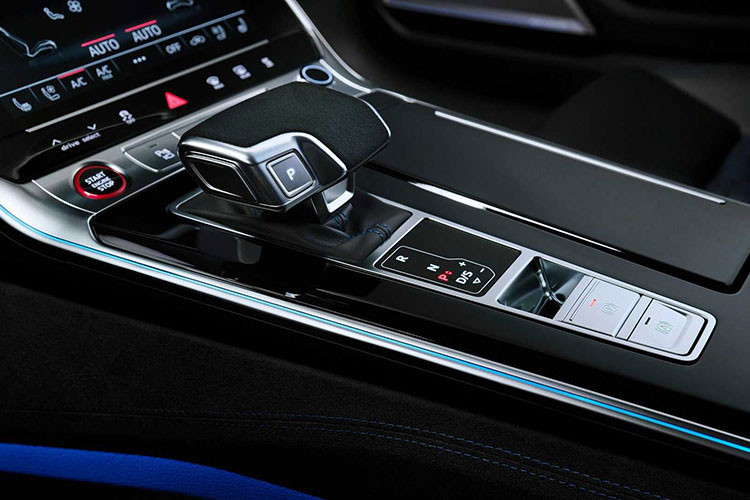 Nhờ đó, khối lượng RS6 Avant Performance chỉ còn 2.090 kg, trong khi RS7 Performance chỉ còn 2.065 kg, đều nhẹ hơn bản tiêu chuẩn 8 kg. Ngoài ra, việc loại bỏ vật liệu chống ồn cũng giúp âm thanh động cơ V8 tăng áp kép truyền vào trong khoang lái nhiều hơn, tạo cảm giác phấn khích.