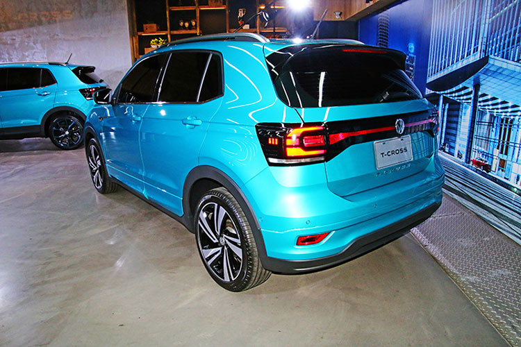 Bên trong xe, Volkswagen T-Cross được trang bị vô lăng vát đáy thể thao, tích hợp phím chức năng, bảng đồng hồ kỹ thuật số 10,3 inch, màn hình cảm ứng trung tâm 9,2 inch, hỗ trợ kết nối với điện thoại thông minh, cửa sổ trời toàn cảnh Panorama và khởi động nút bấm.