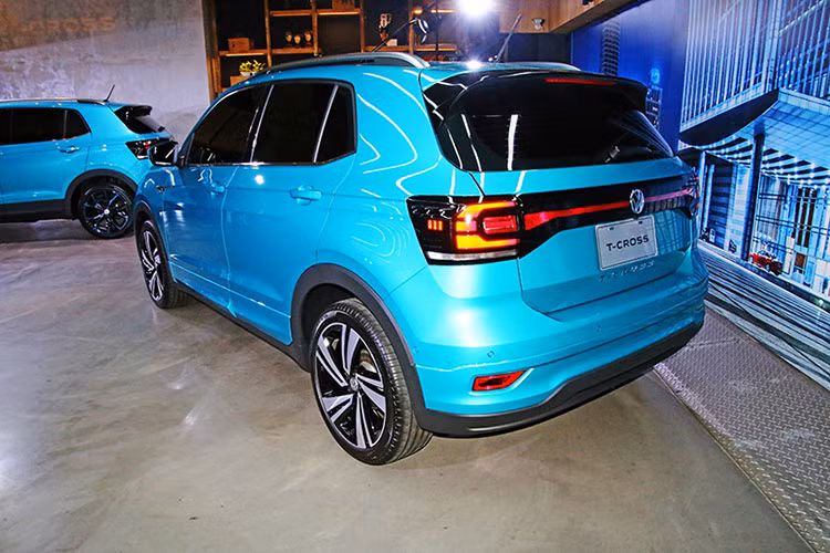 Bên trong xe, Volkswagen T-Cross được trang bị vô lăng vát đáy thể thao, tích hợp phím chức năng, bảng đồng hồ kỹ thuật số 10,3 inch, màn hình cảm ứng trung tâm 9,2 inch, hỗ trợ kết nối với điện thoại thông minh, cửa sổ trời toàn cảnh Panorama và khởi động nút bấm.