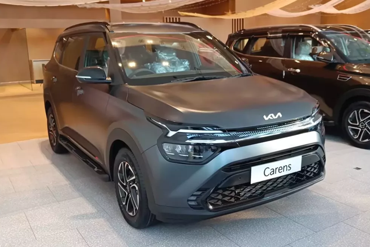 Vào hồi tháng 10/2023 vừa qua, hãng Kia đã vén màn phiên bản mới của dòng MPV cỡ nhỏ Carens ở thị trường Ấn Độ, đó là Kia Carens X-Line 2023 mới. Đây là mẫu xe tiếp theo của Kia được bổ sung phiên bản X-Line ở thị trường Ấn Độ, sau Seltos.