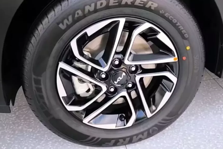 Chưa hết, Kia Carens X-Line còn có những chi tiết ngoại thất màu đen bóng làm điểm nhấn như lưới tản nhiệt, nẹp trên cản trước/sau, viền của vành la-zăng và baga nóc. Bên cạnh đó là những chi tiết mạ crôm như nẹp vắt ngang đầu xe và viền cửa sổ để ngoại hình của xe không bị nhàm chán.