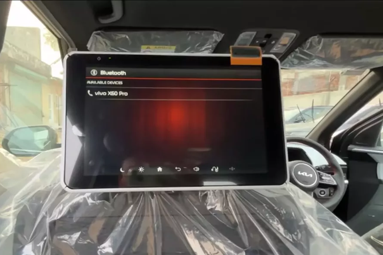 Khác với các phiên bản thấp hơn, bản X-Line chỉ có nội thất 6 chỗ ngồi với 2 ghế thương gia ở giữa xe. Điểm nhấn tiếp theo của nội thất nằm ở màn hình gối 10,1 inch trên lưng ghế phụ lái.