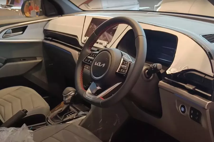 Màn hình này có tính năng chia sẻ với màn hình cảm ứng trung tâm nằm trên mặt táp-lô. Đồng thời, hành khách có thể chỉnh màn hình này thông qua điện thoại thông minh.