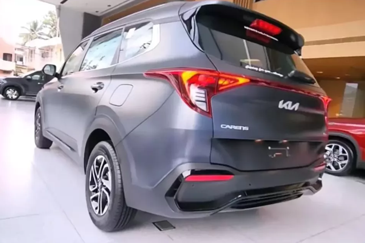 Được định vị như phiên bản cao cấp nhất trong dòng MPV này tại Ấn Độ, mẫu xe MPV Kia Carens X-Line gây ấn tượng bằng màu sơn ngoại thất xám nhám Matte Graphite mới. Màu sơn này chỉ dành riêng cho bản X-Line, mang đến vẻ ngoài thể thao và khỏe khoắn hơn.