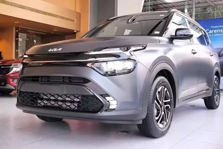 Tại thị trường Ấn Độ, mức giá xe Kia Carens X-Line khởi điểm từ 1,894 triệu Rupee (khoảng 551 triệu đồng) cho bản máy xăng và 1,944 triệu Rupee (565 triệu đồng) cho bản máy dầu. Sẽ không ngạc nhiên nếu Kia Carens ở Việt Nam cũng được bổ sung phiên bản X-Line trong tương lai. Hiện mẫu xe Kia Seltos tại Việt Nam đã có phiên bản X-Line.