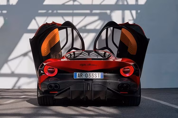 Siêu xe triệu đô có bộ khung gầm liền khối bằng sợi carbon với bộ khung gia cường chữ H được làm từ hợp kim nhôm. Để tăng tính khi động học cho chiếc xe thể thao, nhà sản xuất “không tiếc tay” cắt xẻ nhiều vị trí trên Alfa Romeo 33 Stradale 2024, điển hình như hốc lấy gió cỡ lớn nằm phía trước hốc bánh sau. Theo công bố, chỉ số sức cản gió của xe chỉ ở mức 0,375.