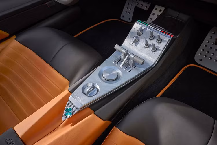 Alfa Romeo 33 Stradale 2024 có hai tuỳ chọn động cơ gồm: V6 twin-turbo 3.0L và động cơ thuần điện. Với phiên bản sử dụng động cơ đốt trong, chiếc xe có công suất tối đa 620 mã lực, kết hợp dùng hộp số 8 cấp ly hợp kép, hệ dẫn động cầu sau và vi sai điện tử chống trượt.Trong khi đó phiên bản thuần điện của 33 Stradale có công suất tối đa lên đến 750 mã lực cùng khả năng di chuyển một quãng đường tối đa 450 km trong một chu kỳ sạc.