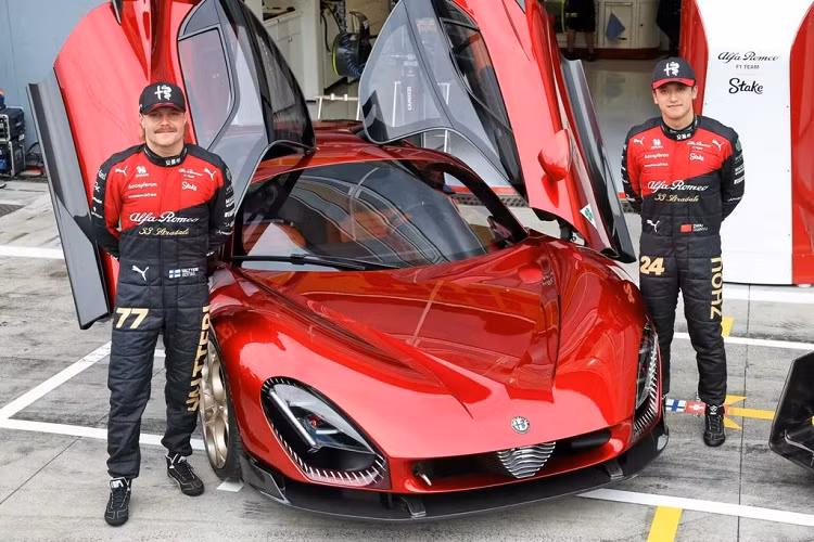 Alfa Romeo 33 Stradale nguyên bản ra mắt lần đầu tiên vào ngày 31/8/1967 tại trường đua Monza nổi tiếng ở Ý. Không chỉ được biết đến là một trong những mẫu siêu xe đầu tiên trên thế giới, mà Alfa Romeo 33 Stradale có giá đắt đỏ bậc nhất. Và sau 56 năm, Alfa Romeo đã quyết định hồi sinh huyền thoại này tại cùng một đường đua.