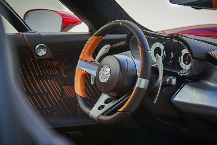 Trong khi đó, chế độ Pista mang đến cảm giác lái phấn khích khi sử dụng toàn bộ công suất của chiếc xe, khả năng chuyển số nhanh chóng, van của ống xả luôn mở và cho phép người lái vô hiệu hóa hệ thống cân bằng điện tử ESC. Ngoài ra, siêu phẩm này còn được trang bị tiêu chuẩn hệ thống treo tay đòn kép cùng với hệ thống giảm xóc thích ứng ở cả cầu trước và cầu sau.