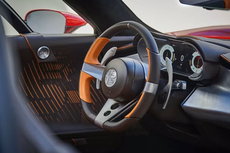 Trong khi đó, chế độ Pista mang đến cảm giác lái phấn khích khi sử dụng toàn bộ công suất của chiếc xe, khả năng chuyển số nhanh chóng, van của ống xả luôn mở và cho phép người lái vô hiệu hóa hệ thống cân bằng điện tử ESC. Ngoài ra, siêu phẩm này còn được trang bị tiêu chuẩn hệ thống treo tay đòn kép cùng với hệ thống giảm xóc thích ứng ở cả cầu trước và cầu sau.